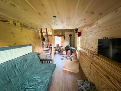 Rustic off-grid cabin - image 32