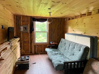 Rustic off-grid cabin - image 30