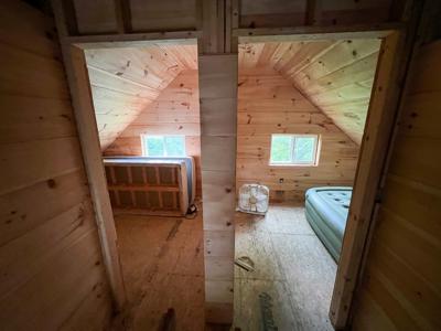 Rustic off-grid cabin - image 26