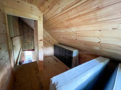 Rustic off-grid cabin - image 28