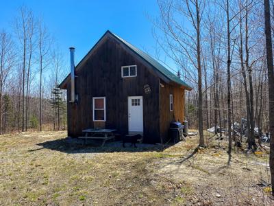 Rustic off-grid cabin - image 1