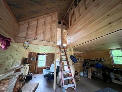 Rustic off-grid cabin - image 24