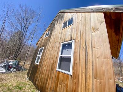 Rustic off-grid cabin - image 4