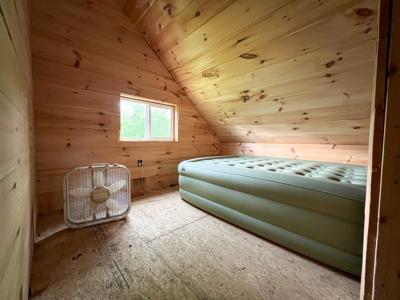 Rustic off-grid cabin - image 27