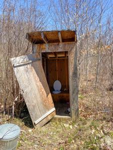 Rustic off-grid cabin - image 9