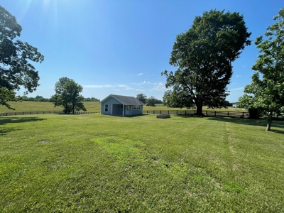 Stately Smiths Grove Kentucky Home & Land Selling at Auction - image 4