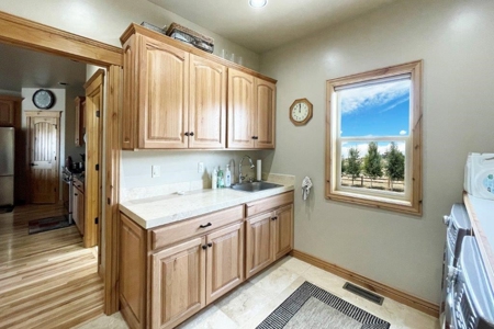 Montrose, CO home for sale- hobby shop and RV parking - image 32