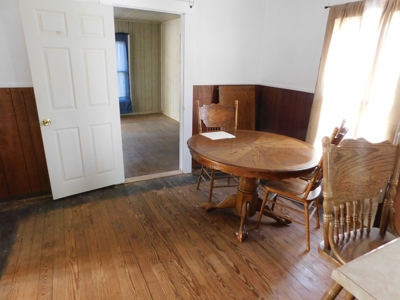 Country Home in Town - image 8