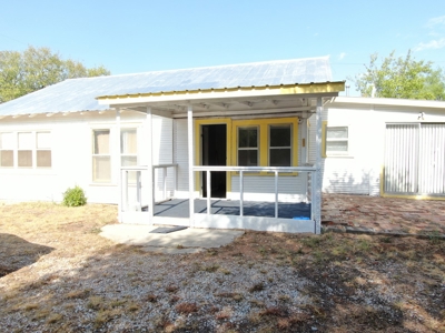 Country Home in Town - image 7