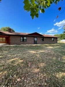 Spacious Single-family home on 14 Acres - image 2