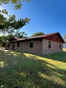 Spacious Single-family home on 14 Acres - image 4