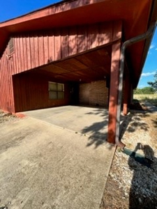 Spacious Single-family home on 14 Acres - image 8