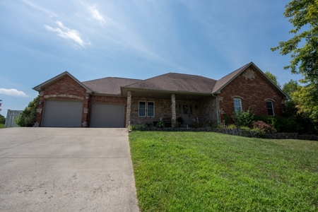 Luxury Home in Town For Sale in Howell County, MO - image 5