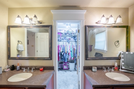 Luxury Home in Town For Sale in Howell County, MO - image 28