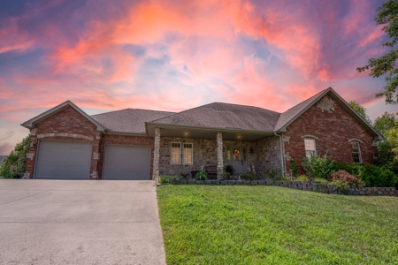 Luxury Home in Town For Sale in Howell County, MO - image 2