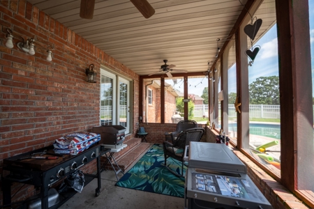 Luxury Home in Town For Sale in Howell County, MO - image 39