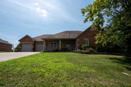 Luxury Home in Town For Sale in Howell County, MO - image 3