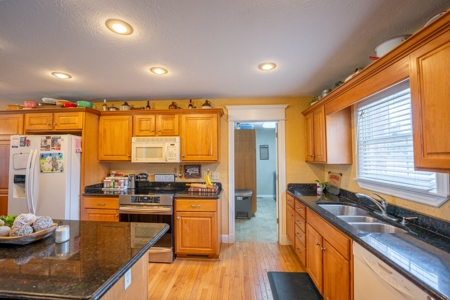 Luxury Home in Town For Sale in Howell County, MO - image 15