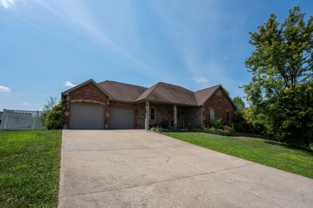 Luxury Home in Town For Sale in Howell County, MO - image 4