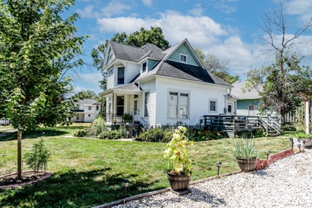 3 Bedroom Victorian Home With RV Garage in Harlan, Iowa - image 8