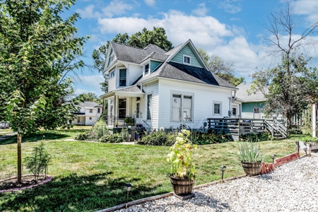 3 Bedroom Victorian Home With RV Garage in Harlan, Iowa - image 35