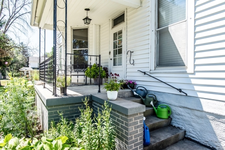 3 Bedroom Victorian Home With RV Garage in Harlan, Iowa - image 9