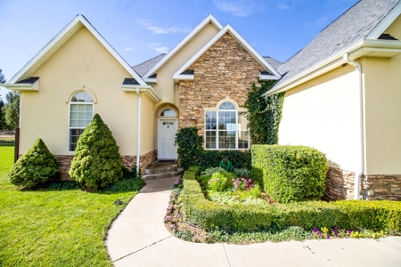 Quiet Country Home W/ Irrigated Acreage For Sale in Dolores - image 2