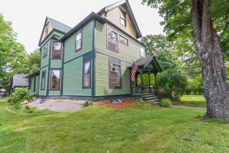 Victorian Home For Sale in Waupaca, WI - image 2