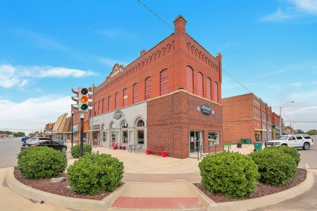 Commercial Property  For Sale In Hobart, Oklahoma - image 1