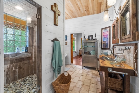 Country Farm House and Guest Home on 61 Acres For Sale - image 15