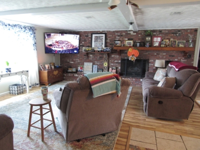 Country Home on 65 acres, pool, ponds! - image 19