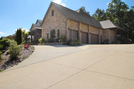 Country Club Luxury Home For Sale In South Central Missouri - image 38