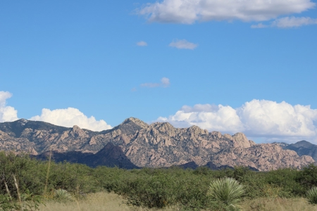 Spectacular panoramic views of the Dragoon Mountains - image 18