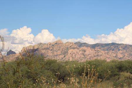 Spectacular panoramic views of the Dragoon Mountains - image 23