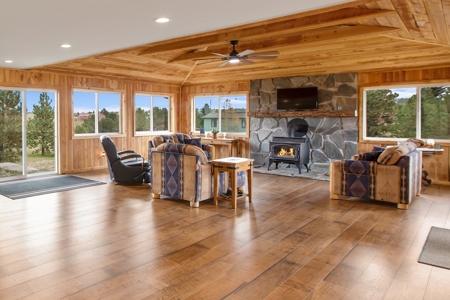 Beautifully Remodeled Colorado Mountain Home With Peak Views - image 18
