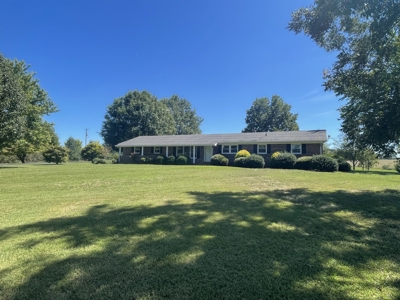 Country Home and Acreage For Sale in Lawrenceburg Tn - image 1