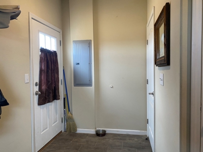 High-end 3 bed 2 bath home on 320 acres with mountain views - image 3