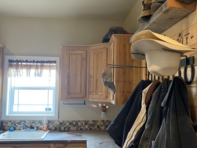 High-end 3 bed 2 bath home on 320 acres with mountain views - image 2