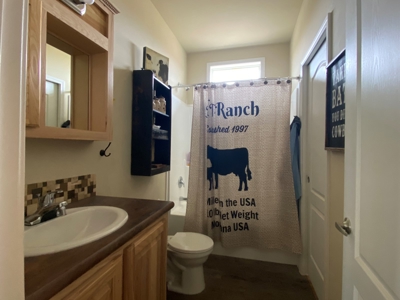 High-end 3 bed 2 bath home on 320 acres with mountain views - image 9
