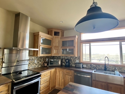 High-end 3 bed 2 bath home on 320 acres with mountain views - image 21