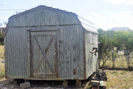 West Texas home and land near San Angelo and Mertzon - image 16