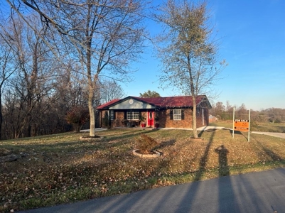 Home and 2.476 +/- Acres near Rowena Marina in Albany, KY - image 1