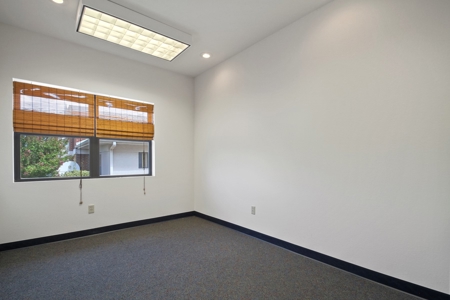 Commercial Office / Medical Building in West Plains - image 13