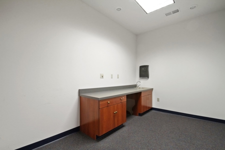 Commercial Office / Medical Building in West Plains - image 19