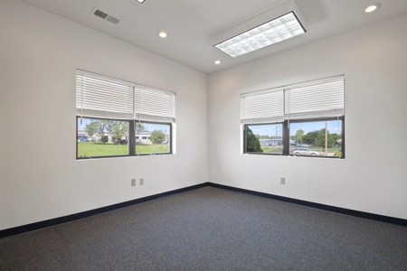 Commercial Office / Medical Building in West Plains - image 11