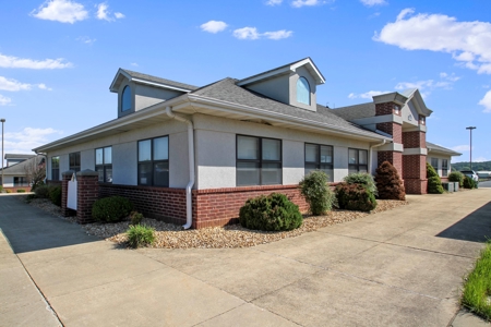 Commercial Office / Medical Building in West Plains - image 1