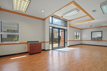 Commercial Office / Medical Building in West Plains - image 7