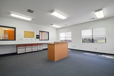 Commercial Office / Medical Building in West Plains - image 9