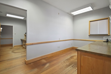Commercial Medical / Office Building in West Plains - image 10