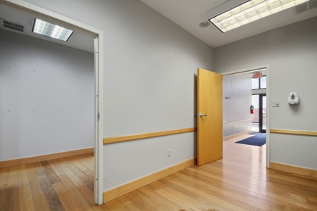 Commercial Medical / Office Building in West Plains - image 12